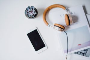 Arbeitsplatz handy kopfhörer